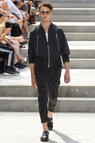 Look 15